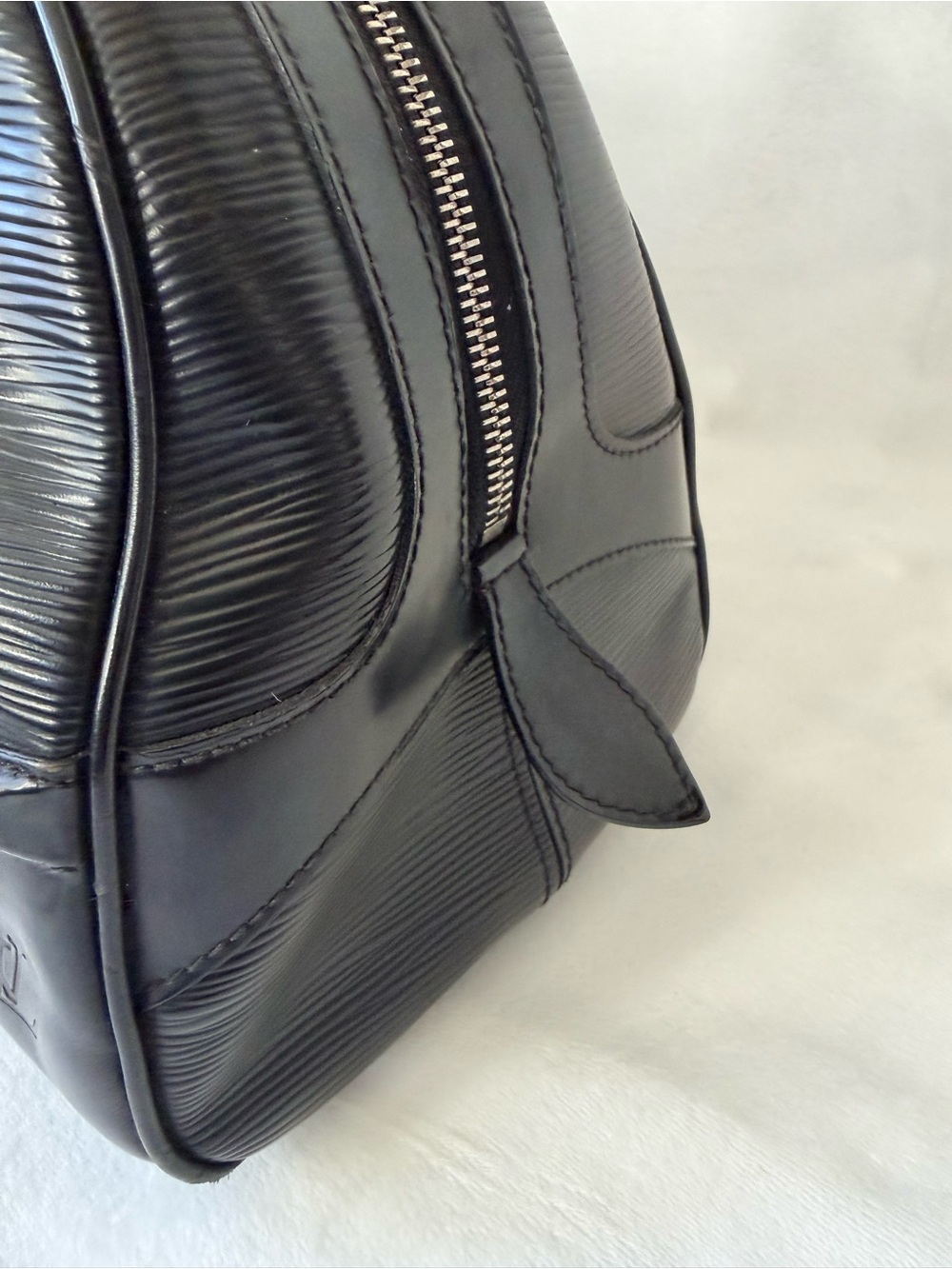 Louis Vuitton Montaigne GM Vintage Bag in Epi Leather - Picture 13 of 16